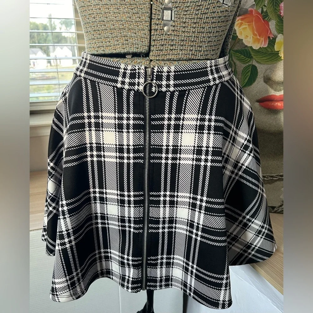 HOT TOPIC BLACK/WHITE PLAID O-RING SKATER SKIRT. Sz. Sm. FUN, FLIRTY, COMFY